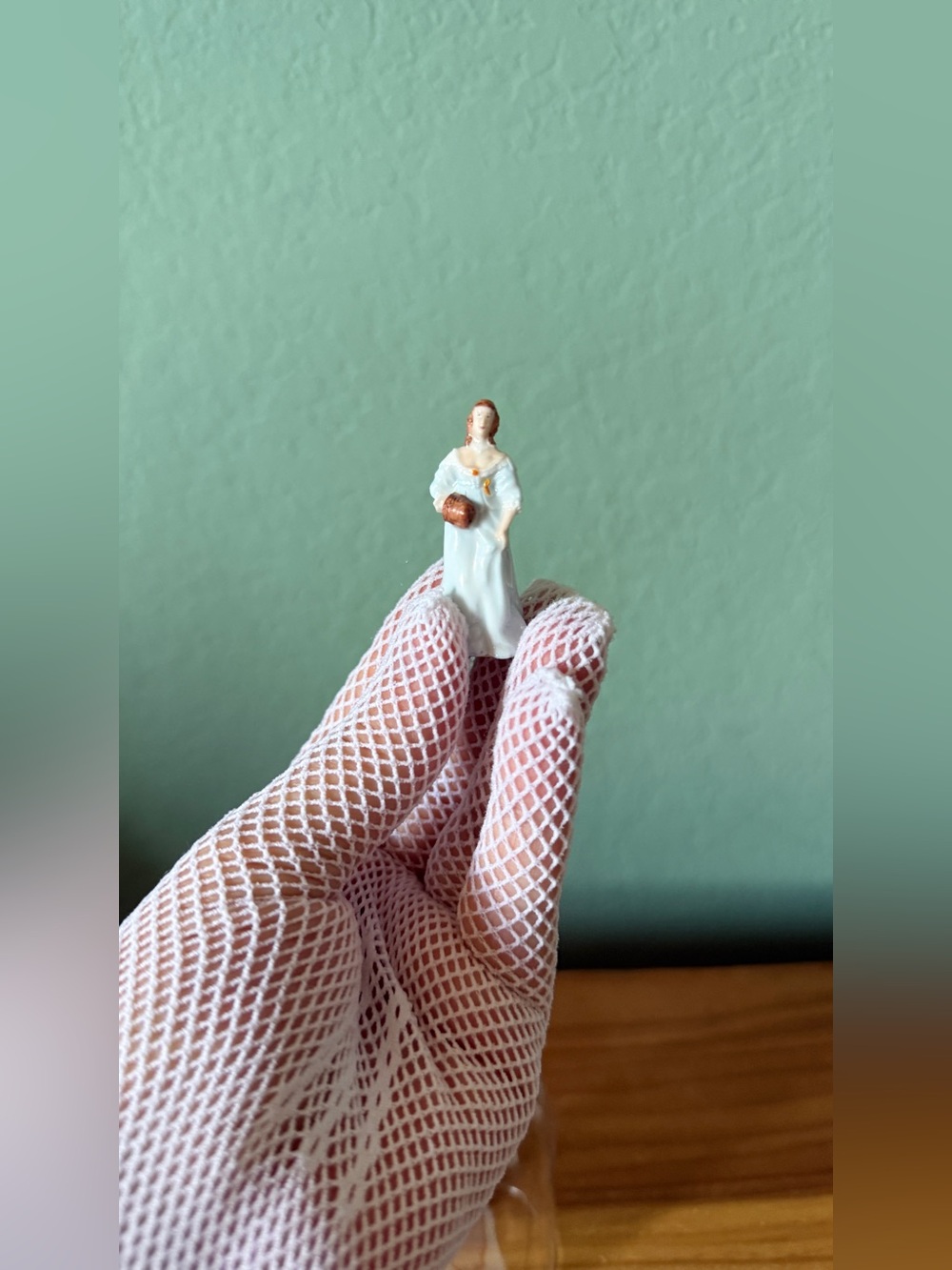 Franklin Mint Elizabeth Baroque Lady Miniature 1.75” Card Dome Cork Base - Picture 3 of 11